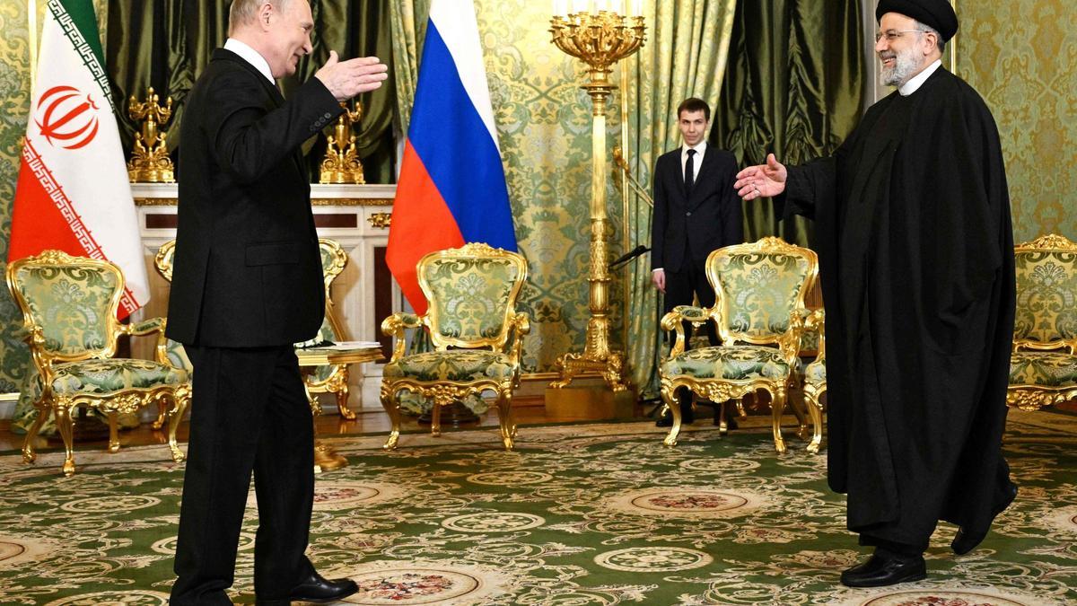 El presidente ruso, Vladímir Putin, saluda a su colega iraní, Ebrahim Raisí, durante su encuentro de este jueves en Moscú.