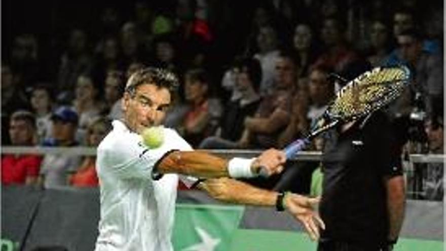 Tommy Robredo resta en un moment del partit davant Donskoy.