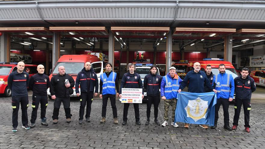 Parten de A Coruña los bomberos y policías que llevarán ayuda a Ucrania y traerán a una veintena de refugiados