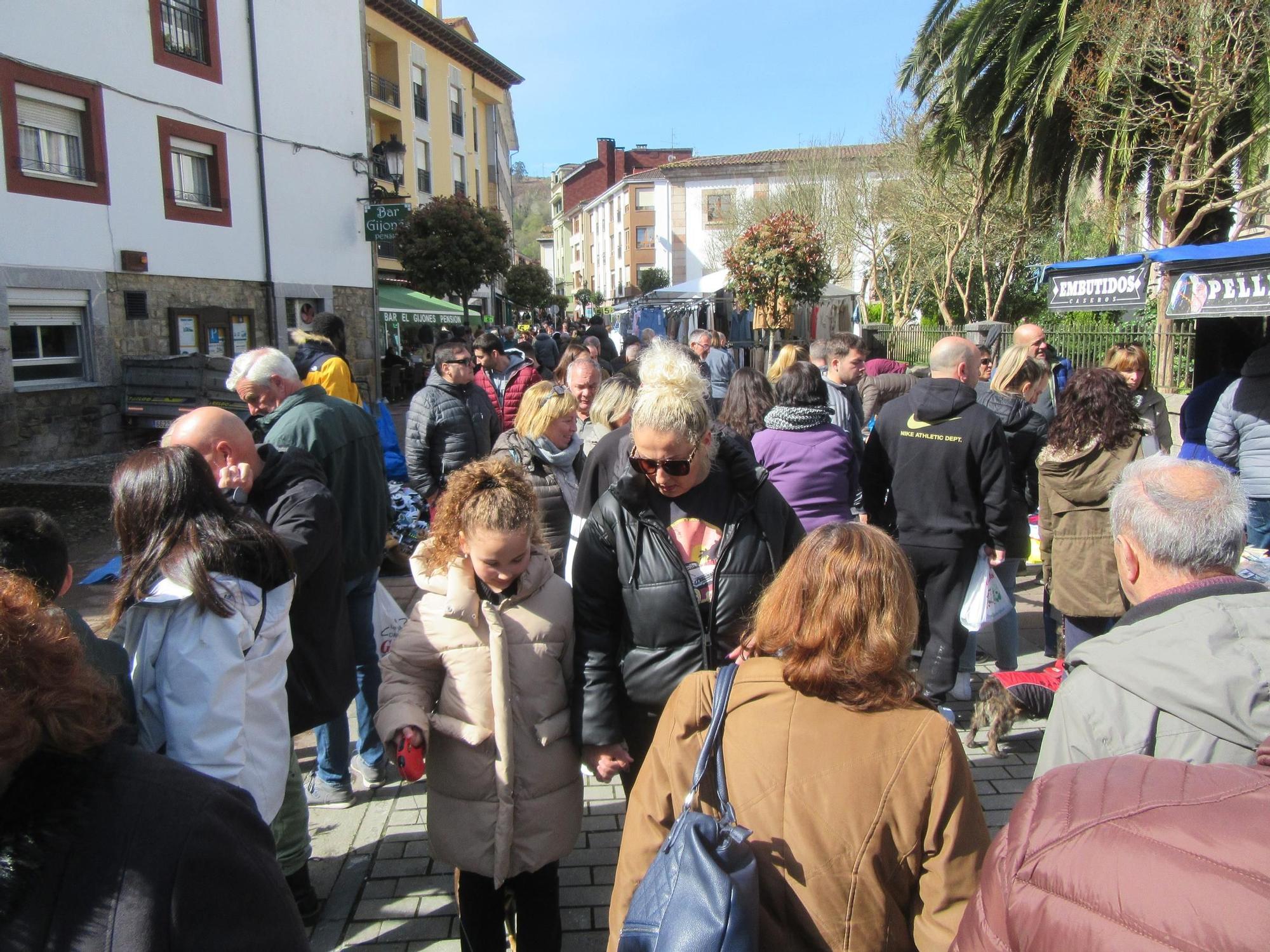 El mercado semanal de Cangas de Onís, a rebosar