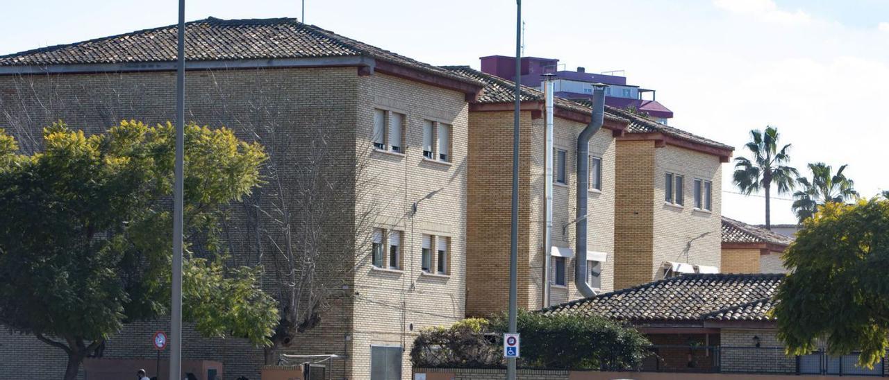 Vista exterior del colegio Lluís Vives, con dos chimeneas de extracción de humos en un lateral. | PERALES IBORRA