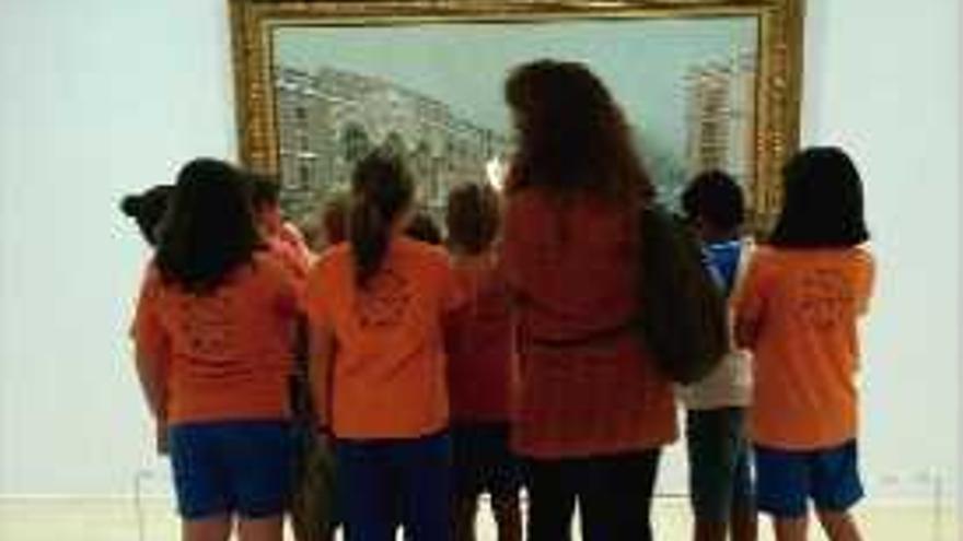 Escolars contemplen el quadre &quot;Nevada de 1881, Barcelona&quot;.