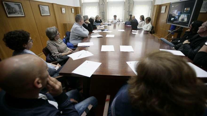 Asistentes a la constitución de la Mesa Intersectorial del Plan Local de Salud, ayer. // Bernabé/Cris M.V.