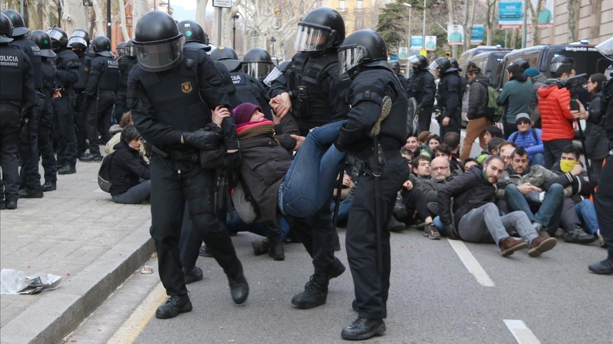 zentauroepp42277711 un grup d antiavalots dels mossos d esquadra desallotgen una180223105137