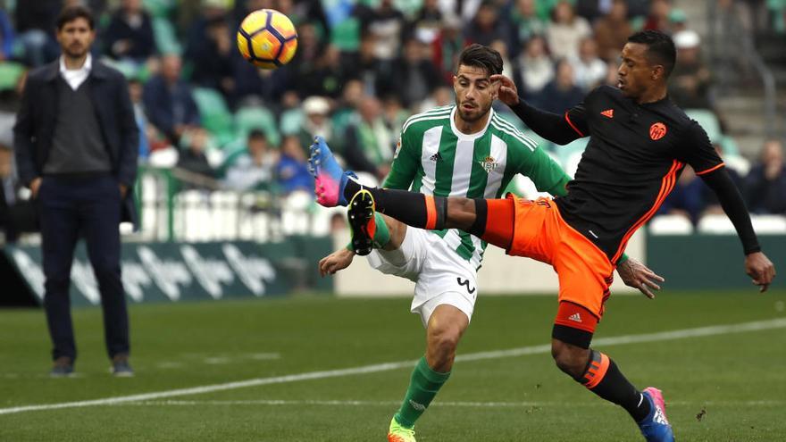 Piccini, durante su etapa en el Betis, disputa un balón con Nani.