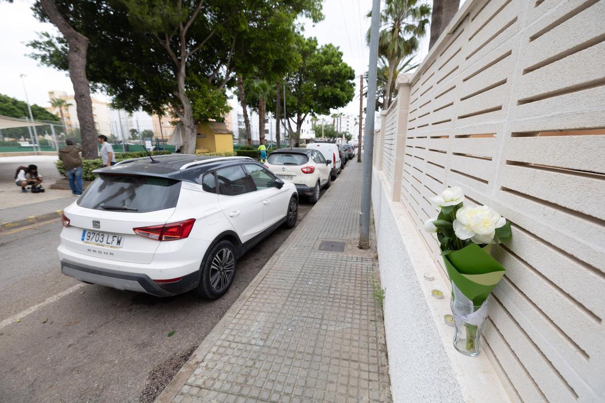 Flores colgadas por los amigos de la víctima en el lugar de los hechos.