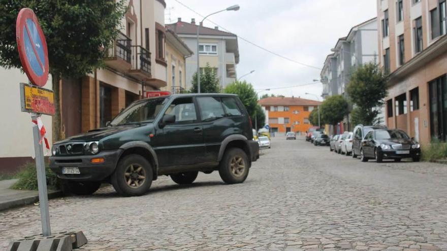 La calle Jove y Valdés, con la señalización de obra, ayer, en Grado.