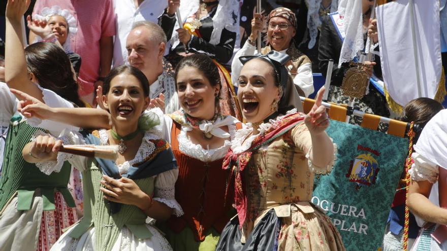 Festeras celebrando los premios en el desfile