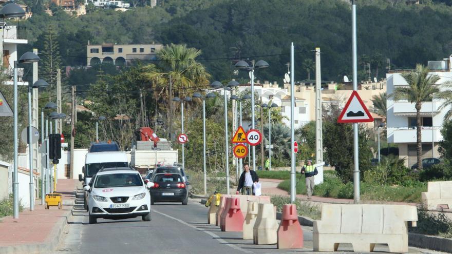 Imagen de archivo de una de las zonas del firme de la travesía que se hundió tras la finalización de las obras. | VICENT MARÍ