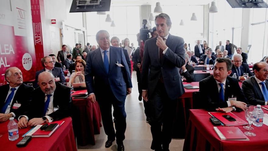 Íñigo de la Serna, ministro de Fomento, junto a Vicente Boluda (AVE), hoy en Valencia