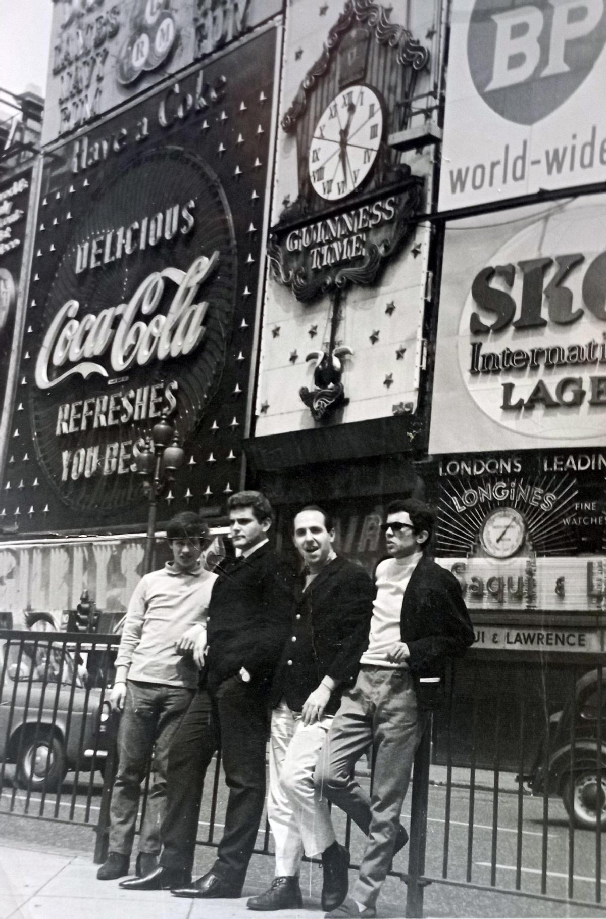 Con unos amigos en los años 60 en Londres, un periodo que le marcó por completo la vida profesional y personal.