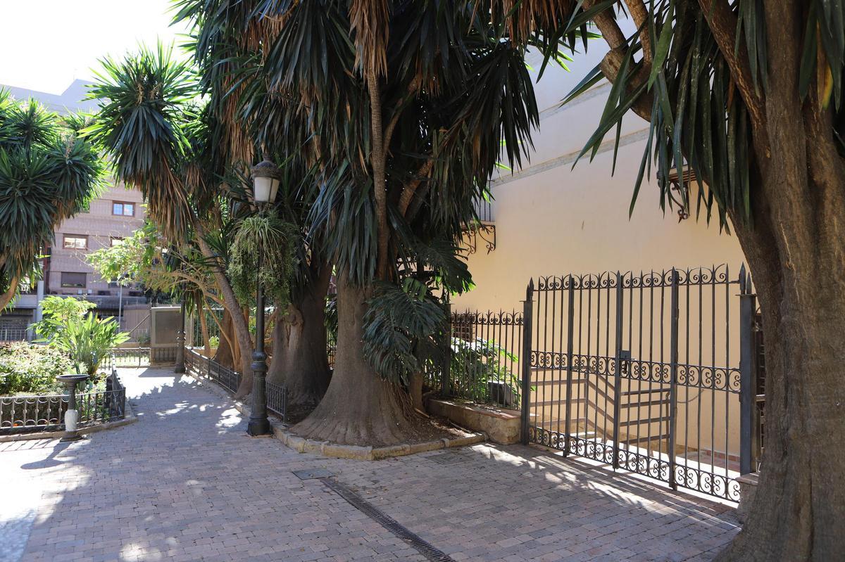 Lateral por el que se abrirá el acceso a los jardines, al fondo.