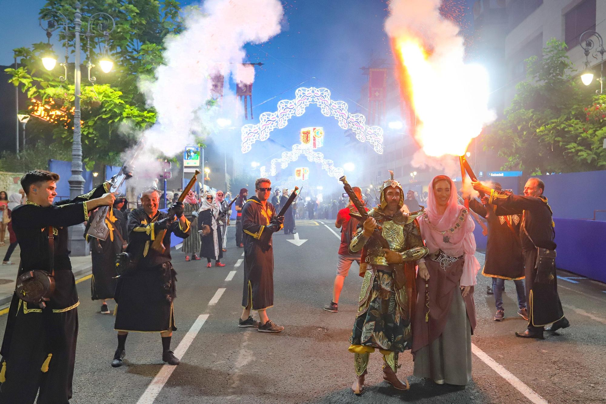 La pólvora abre paso a la fiesta en Orihuela