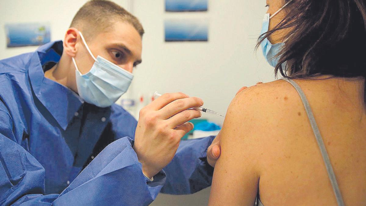 Una mujer se vacuna en un centro sanitario de París.