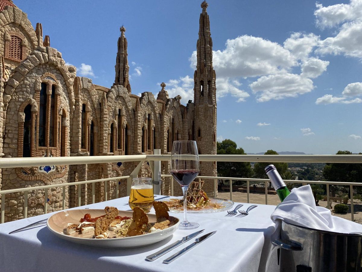 El Restaurante La Mola cuenta con una espectacular terraza volada con una vistas armónicas del entorno, especialmente en el crepúsculo, cuando la silueta del santuario cobra tonos dorados con el baño de los últimos rayos de sol.