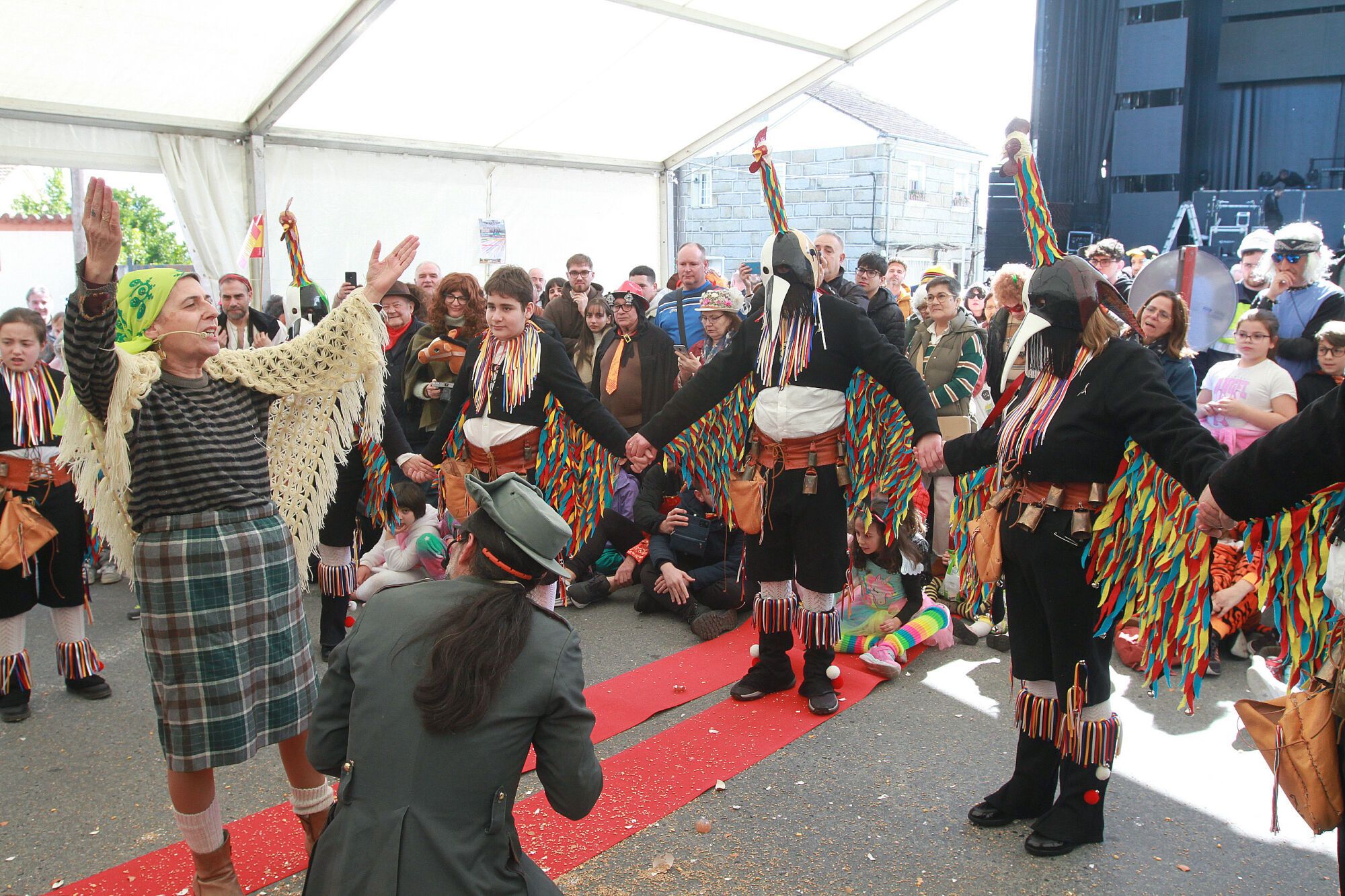 Los comentarios en tono jocoso sobre la actualidad, las referencias políticas y las intrusiones no fueron impedimento para celebrar la tradicional Voda da Pita