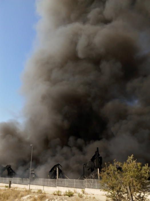 Un incendio devora una fábrica de plásticos en Olleria