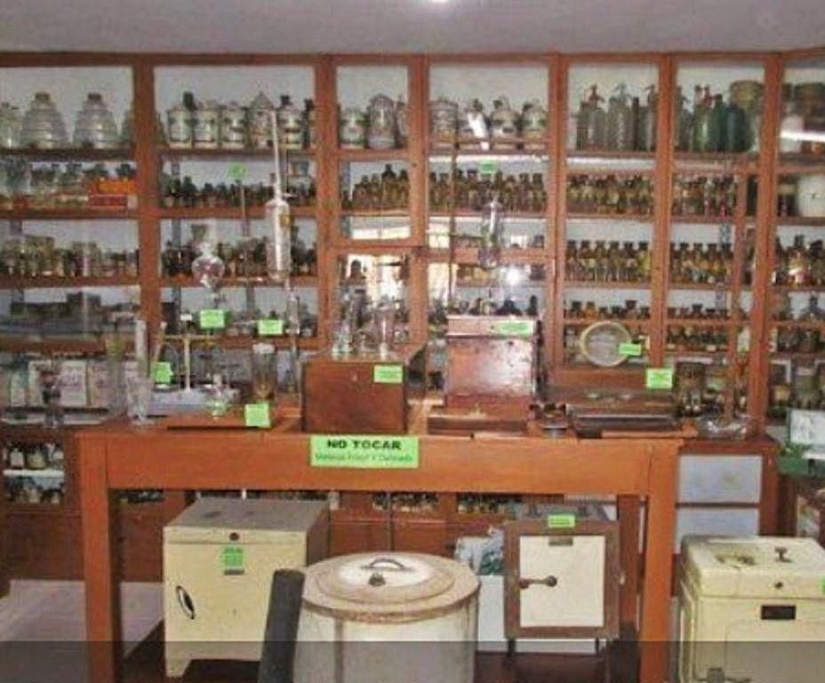 Laboratorio de la farmacia de don Pedro Limiñana Ló́pez. | | LP/DLP