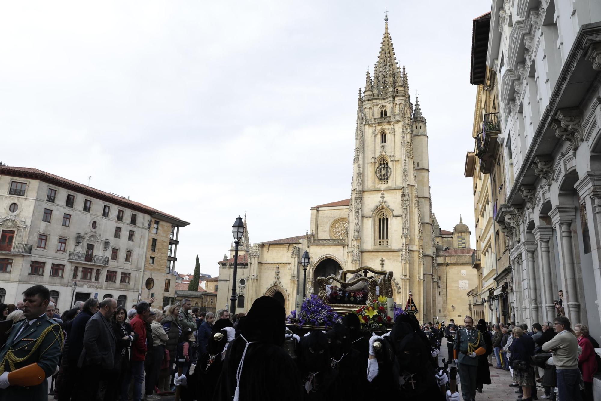 La procesión intergeneracional del Santo Entierro emociona Oviedo