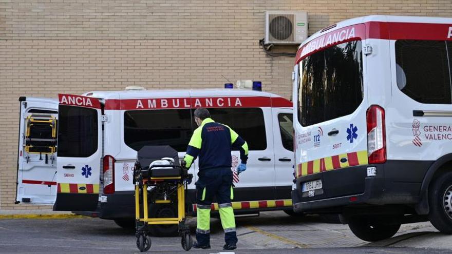 Ambulancias a las puertas del Hospital General.  | ANTONIO AMORÓS