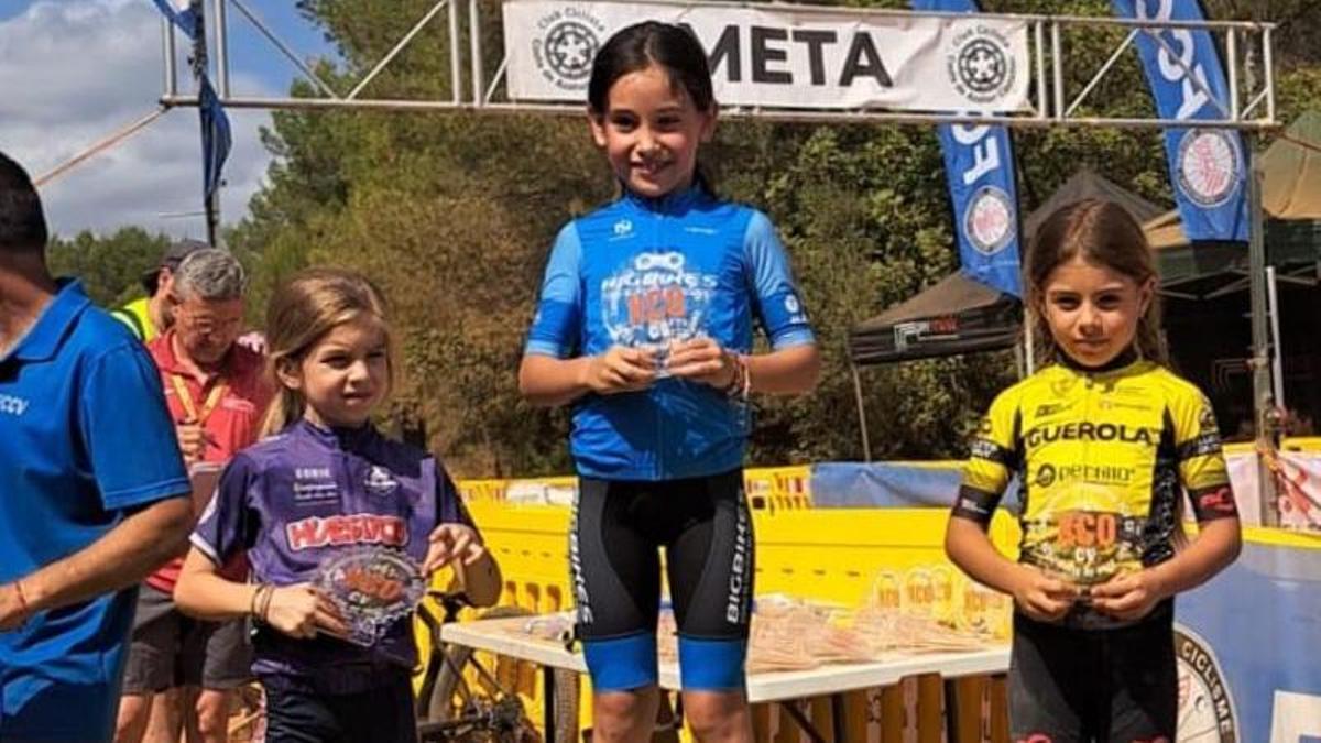 Kendall López, del CC Ontinyent, en el tercer puesto del podio del Campeonato Autonómico BTT de escuelas ciclistas.