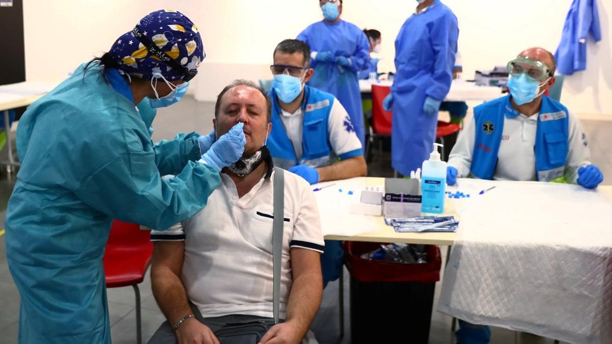 Sanitarios realizan test PCR en Vallecas (Madrid).