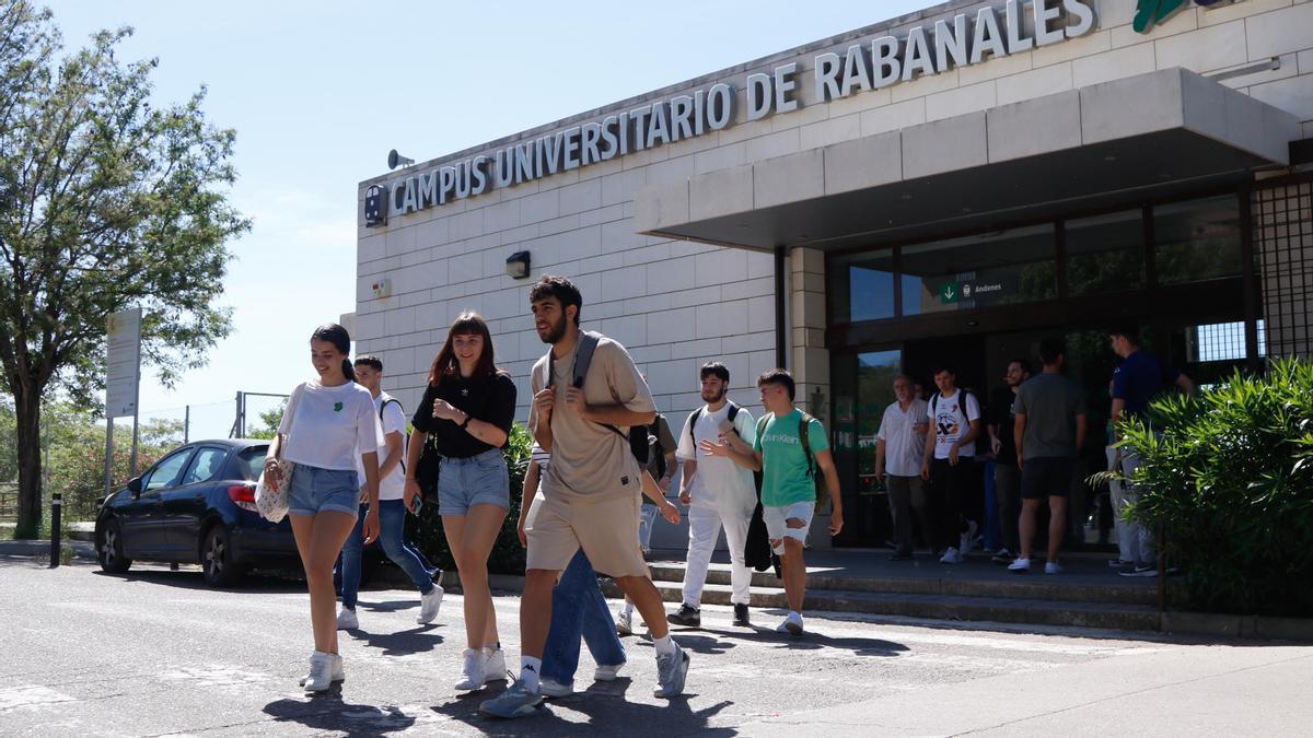 Varias personas bajan de un tren en el Campus de Rabanales de Córdoba.