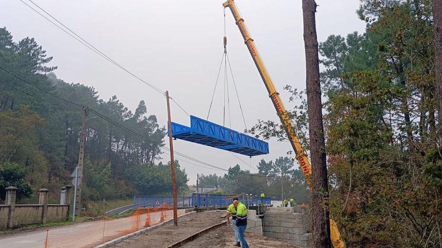 Queda instalada en Cordeiro la pasarela del tanatorio, pabellón y Ferro Couselo