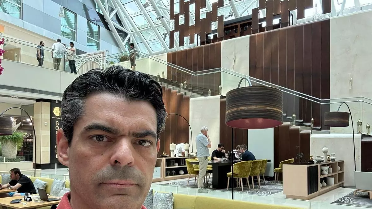 Luis Azorín, empresario alicantino atrapado en Doha: "Estoy viendo una película de guerra por la ventana del hotel"