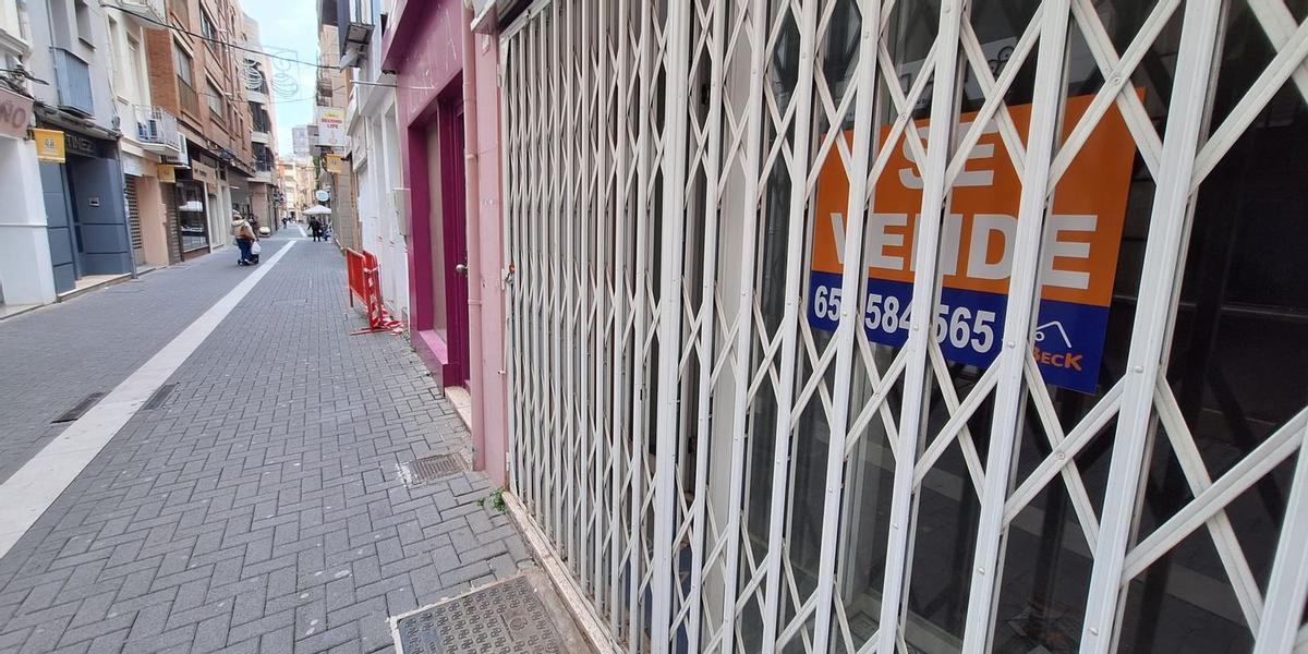 Cada vez son más los establecimientos, también la zona peatonal del centro de Vila-real, que echan el cierre.