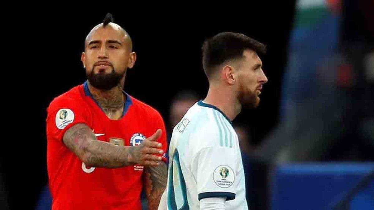 Arturo Vidal consoló a Leo Messi tras su expulsión