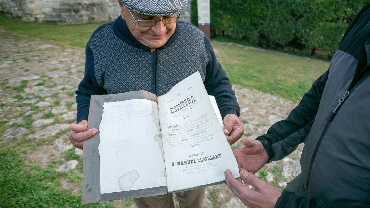 Las escrituras notariales que la familia Hugas guardaba por si venían otra vez los rojos... y llegó la Iglesia.