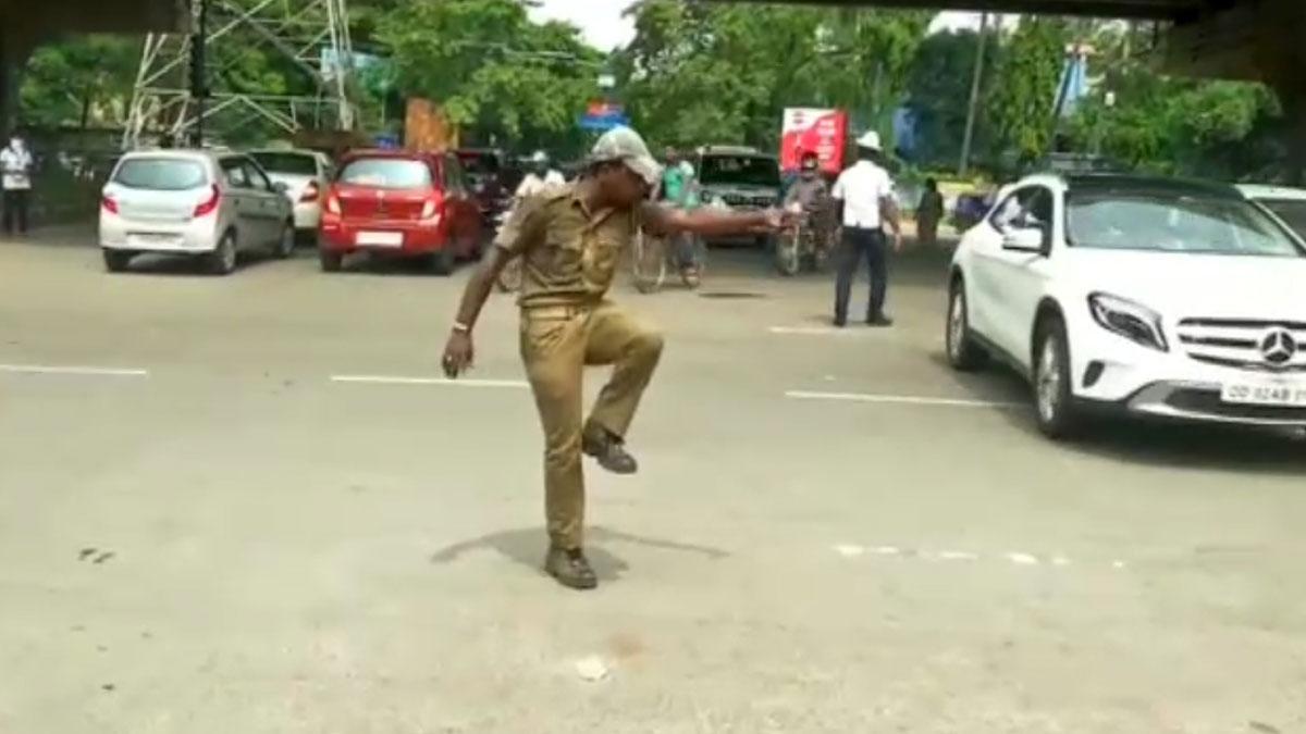 Un policía de la India controla el tráfico con movimientos de baile.