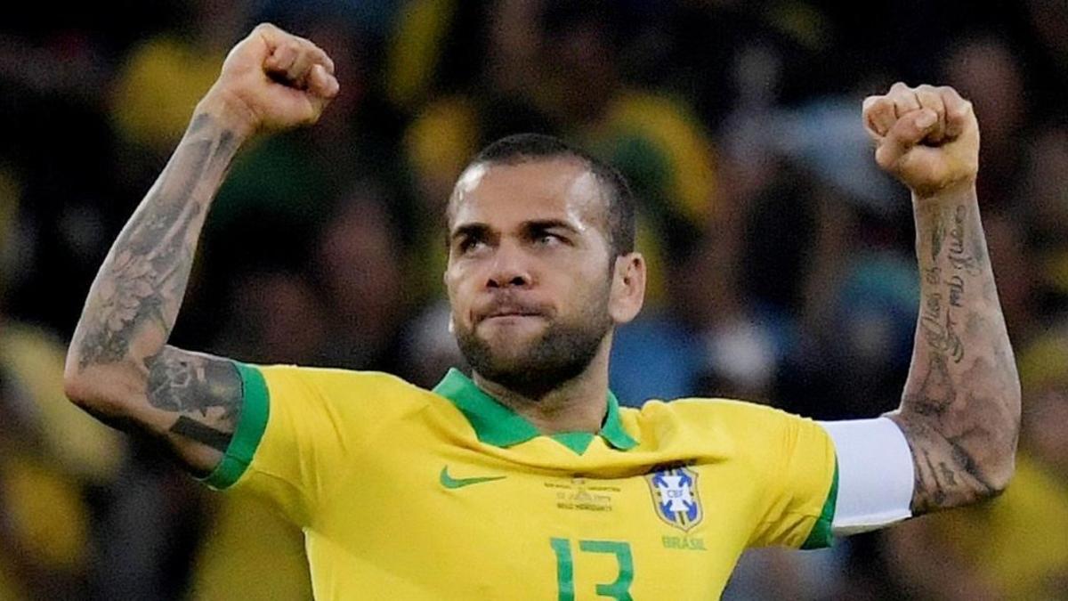 Dani Alvés celebra uno de los goles de Brasil ante Argentina, en la Copa América.