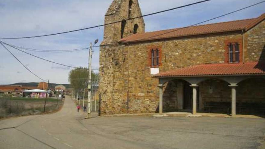 La calle que une los dos barrios de la localidad, con la iglesia parroquial en el centro del pueblo.