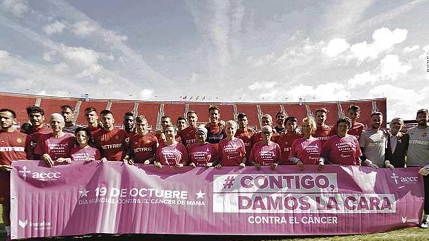 Los jugadores del Mallorca apoyan el Día Mundial Contra el Cáncer de Mama