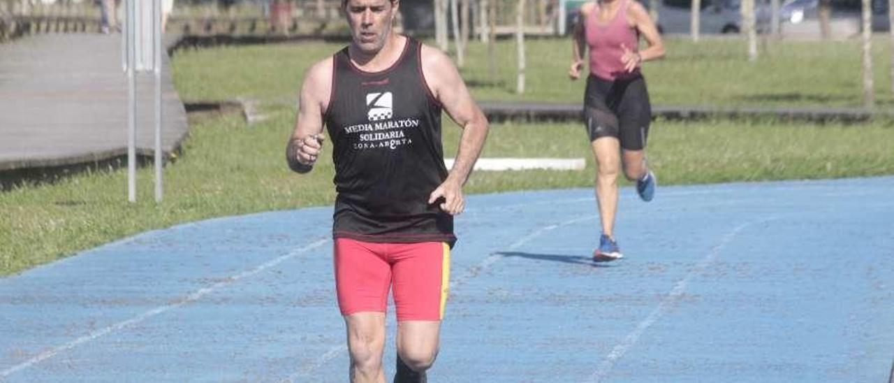 Un momento de la prueba de carrera en las pistas de atletismo de A Xunqueira. // Santos Á.