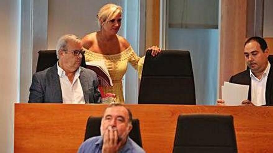 Marta Díaz, cuando aún formaba parte del grupo socialista, toma su asiento antes de un pleno junto a sus antiguos compañeros del PSOE.