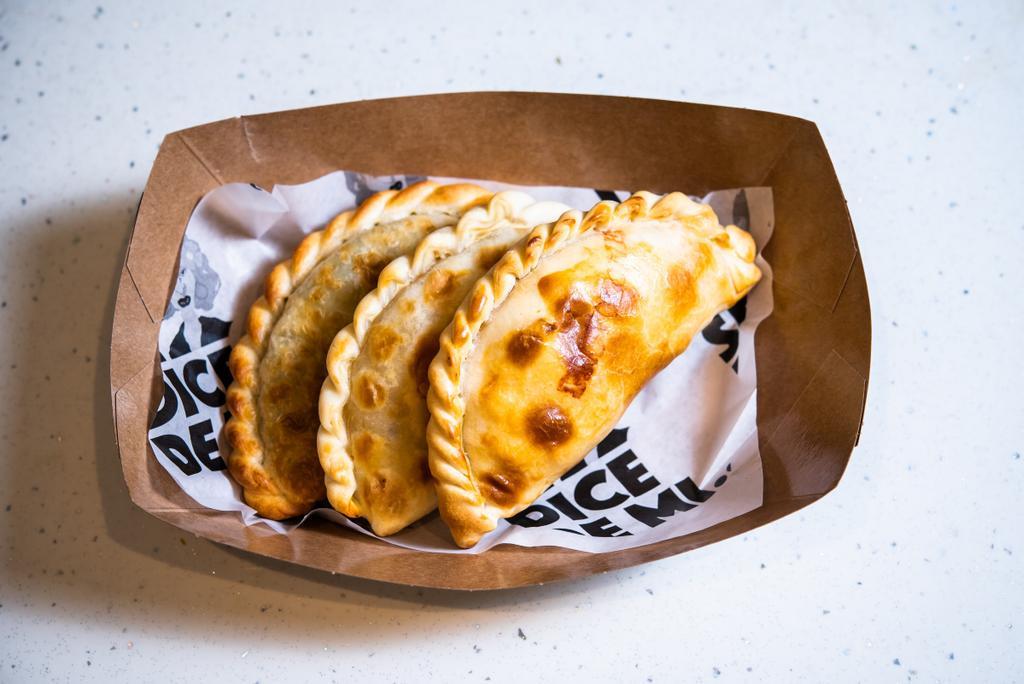 Celebra el Día de la patria Argentina con una buena empanada.