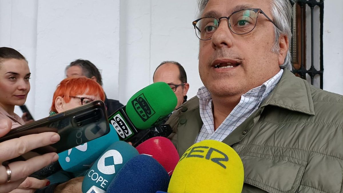Miguel Valdes en rueda de prensa el martes presentando su dimisión como presidente de la gestora.