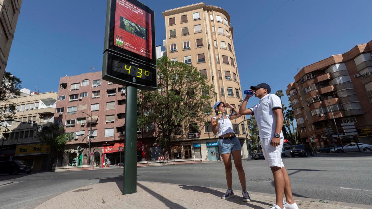 Un termómetro en una vía pública marca 43ºC.