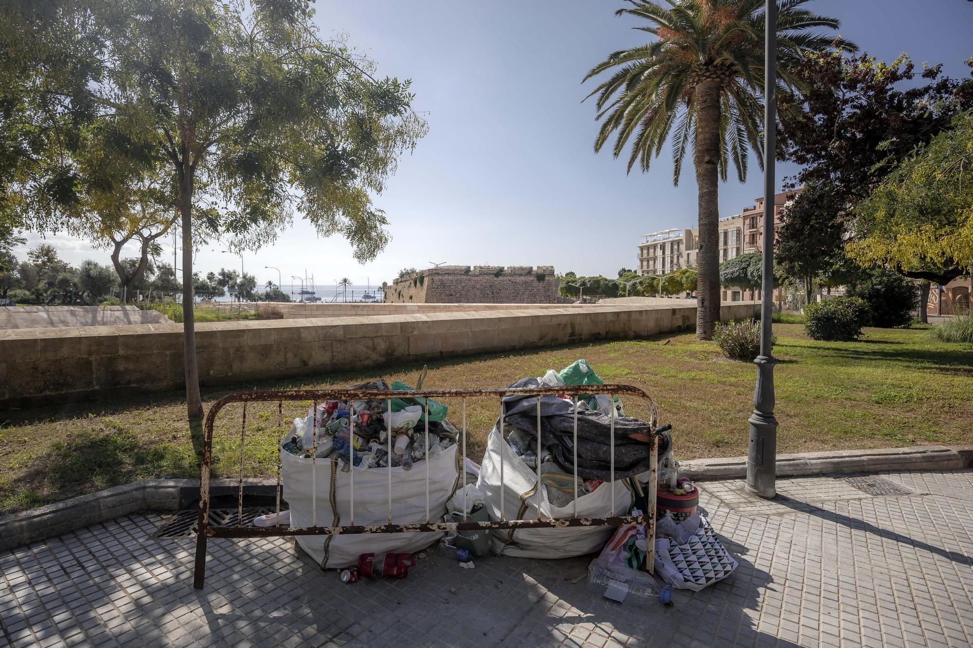 Un vertedero en el Baluard del Príncep: escombros, trastos y basura se adueñan de la antigua fortaleza de Palma