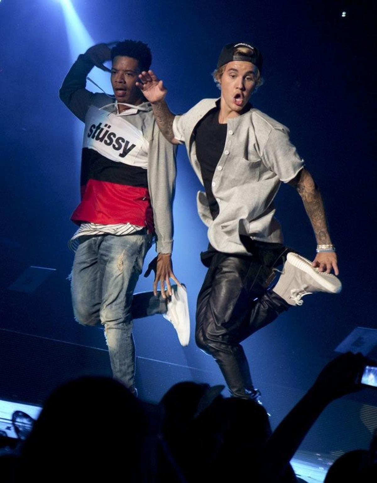 Justin Bieber canta junto a los bailarines