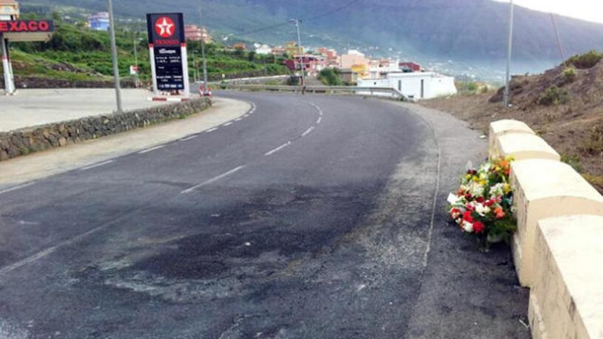 Flores y velas colocadas por los amigos en el lugar del accidente. | lot