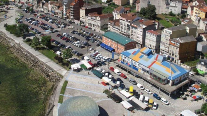 Una vista aérea del edificio de la plaza de abastos (de colores) en el paseo de Moaña. | FdV