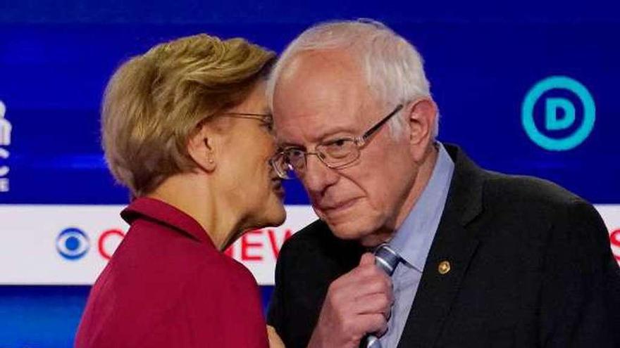 Warren se despide de Sanders, tras el debate. // Reuters