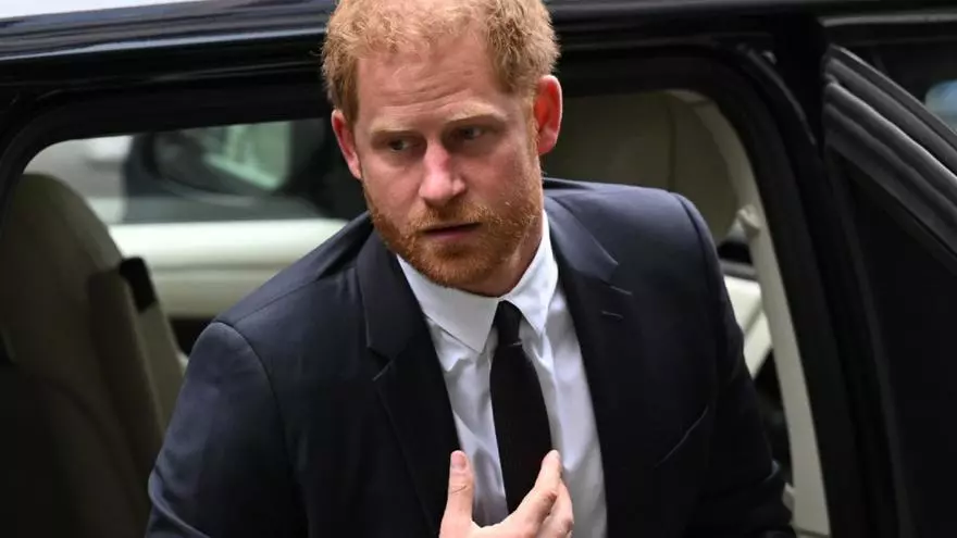 Por qué el Príncipe Harry se siente el "tonto" de la familia real británica