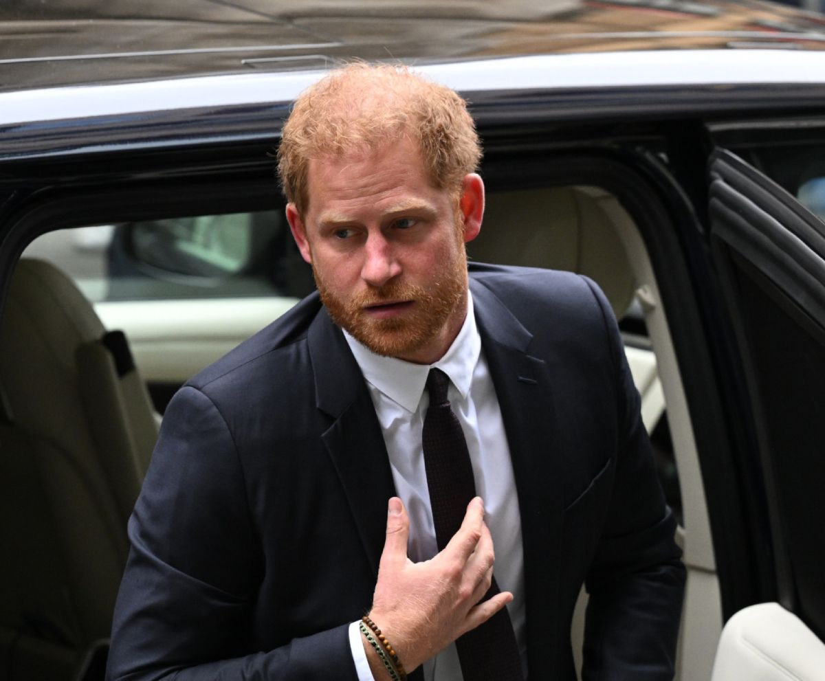 El Príncipe Harry bajándose de un coche.