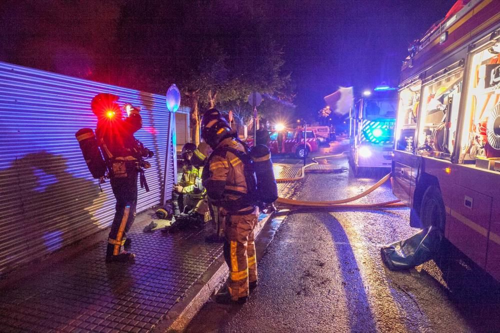 Los bomberos trabajan para apagar el incendio.