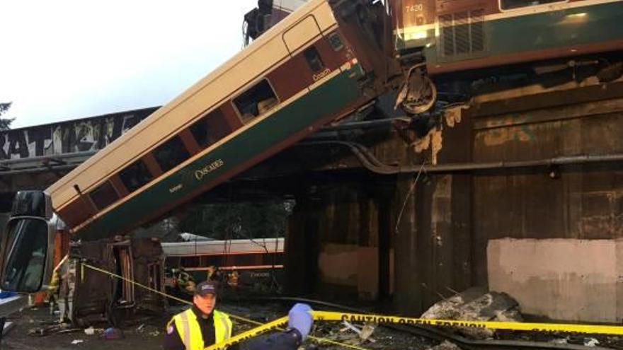 El tren va caure per un pont sobre una autopista a Washington.
